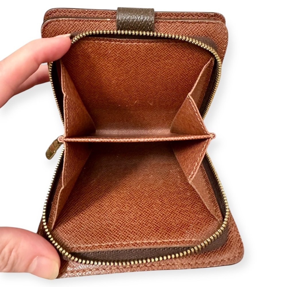 LOUIS VUITTON 2004 Monogram Compact Zippé Bifold Wallet, Vintage - Picture 14 of 16